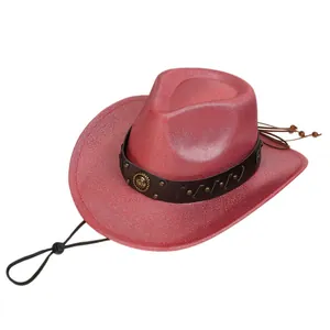 Dettaglio cappello da cowboy rosso con fascia in pelle e borchie dorate