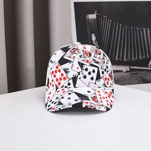 Détail de casquette de baseball tendance avec imprimé cartes de poker sur fond blanc
