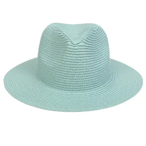Minzgrüner Strohhut mit flacher Krempe und eingedrückter Krone für den Sommerstrand