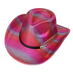 Dettaglio cappello da cowboy olografico con sfumatura metallica e decorazione foglia oro