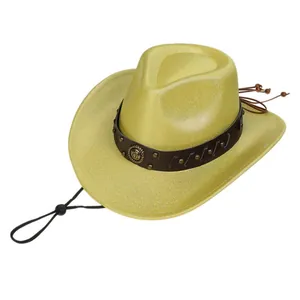 Dettaglio cappello da cowboy giallo glitterato con cinturino in pelle e stemma
