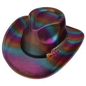 Dettaglio cappello da cowboy iridescente con accessorio piuma dorata su fascia