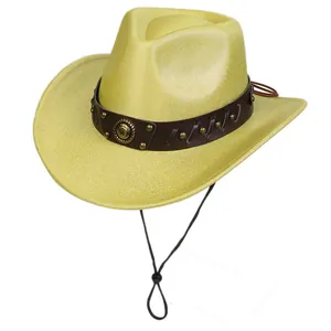 Dettaglio cappello da cowboy giallo con fascia in pelle, borchie in metallo e emblema