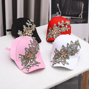 Vue détaillée de quatre casquettes de baseball tendance avec broderies florales et paillettes