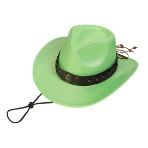 Dettaglio cappello da cowboy verde glitterato con fascia in pelle e logo ferro di cavallo