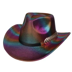 Dettaglio macro del cappello da cowboy olografico con fascia nera e ornamento a foglia d'oro
