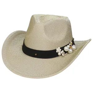 Dettaglio cappello cowboy glitter oro champagne con fiori di perle e nastro nero