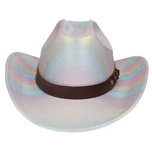 Détail du chapeau Fedora holographique avec lustre arc-en-ciel et bande en cuir brun