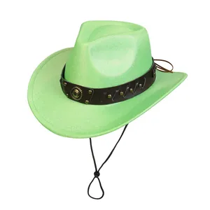 Dettaglio del cappello da cowboy verde neon con fascia in pelle borchiata e medaglione