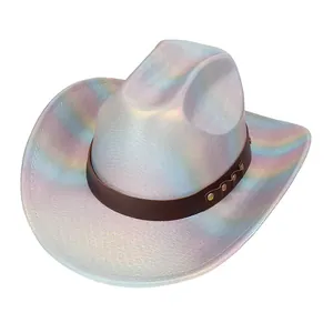 Détail du chapeau de jazz holographique avec finition laser et ceinture en cuir cloutée