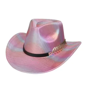 Dettaglio del cappello da cowboy olografico rosa con decorazione a foglia dorata