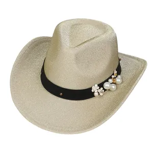 Dettaglio cappello da cowboy dorato glitterato con fascia decorata di perle e fiori