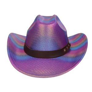 Détail d'un chapeau jazz en tissu laser irisé avec ceinture en cuir et rivets en métal