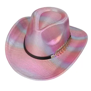 Dettaglio cappello da cowboy rosa iridescente con piuma dorata e nastro nero