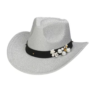 Dettaglio cappello da cowboy con paillettes argento e fascia decorativa con fiori