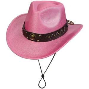 Dettaglio cappello da cowboy con paillettes rosa cinturino in pelle e stemma metallico