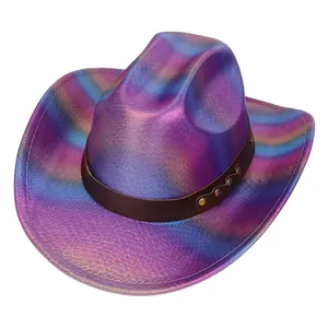 Gros plan d'un chapeau jazz iridescent avec texture métallique et bande à rivets