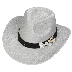 Dettaglio cappello da cowboy glitterato argento con fiori di perle e nastro nero