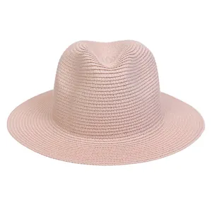 Klassischer rosa Strohhut im Fedora-Stil für sommerlichen Sonnenschutz am Strand