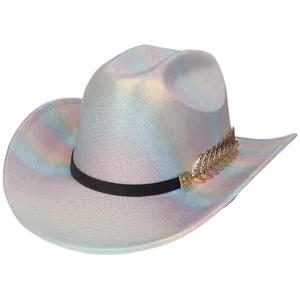 Dettaglio di un cappello da cowboy olografico con foglia in metallo dorato e nastro