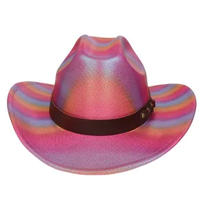 Détail d'un chapeau de jazz holographique rose à rayures avec ceinture en similicuir et clous