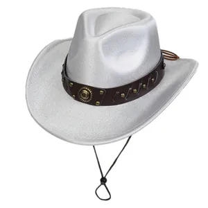 Dettaglio cappello cowboy argento con fascia in pelle marrone, borchie oro e stemma