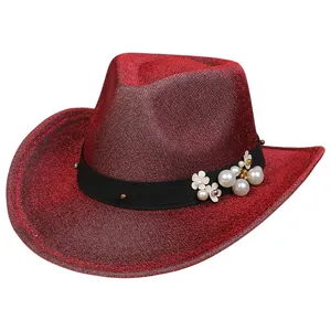 Dettaglio cappello da cowboy rosso glitterato con nastro nero, perle e decori floreali