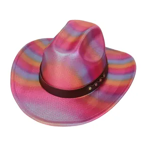 Détail d'un chapeau jazz arc-en-ciel métallique avec ceinture en cuir marron cloutée