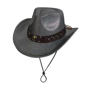 Dettaglio cappello cowboy argento con fascia in pelle marrone, borchie oro e stemma