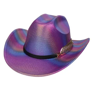 Dettaglio del cappello da cowboy olografico viola con texture e catena dorata