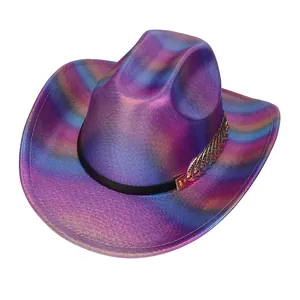 Dettaglio cappello da cowboy olografico con trama metallica viola-blu e fibbia d'oro