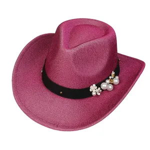 Dettaglio cappello cowboy rosa glitterato con perle bianche e nastro a fiori decorato
