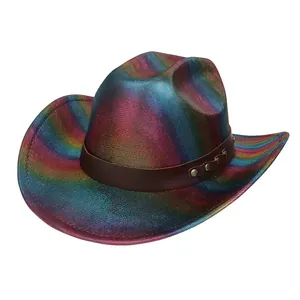 Détail du chapeau de cowboy arc-en-ciel avec texture tissée et bande en cuir clouté