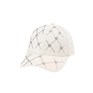 Casquette de baseball beige avec motif losanges en strass et détails floraux