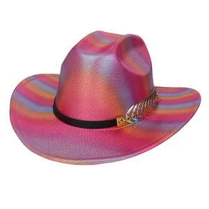 Dettaglio cappello da cowboy olografico rosa metallico con decorazione a piuma dorata