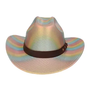 Détail du chapeau de cowboy holographique avec ceinture en similicuir marron décorative