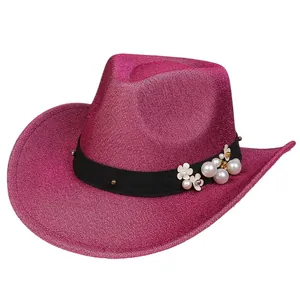 Dettaglio cappello da cowboy glitterato rosa con decorazioni di perle e fiori