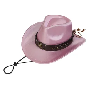 Dettaglio di un cappello da cowboy rosa glitterato con fascia in pelle con rivetti e nappe