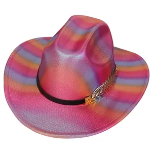 Dettaglio ravvicinato di cappello da cowboy olografico arcobaleno con fibbia in metallo oro