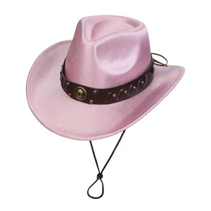 Dettaglio del cappello da cowboy rosa con fascia in pelle, stemma in metallo e cordino regolabile