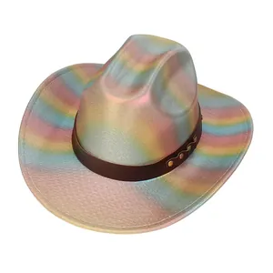 Détail du chapeau jazz arc-en-ciel avec texture métallique et ceinture en cuir cloutée
