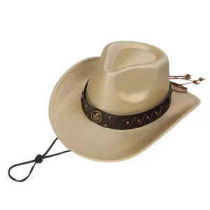 Dettaglio cappello da cowboy con fascia marrone borchiata ed emblema in metallo vintage