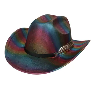Dettaglio cappello da cowboy arcobaleno con finitura laser e ornamento a piuma d'argento