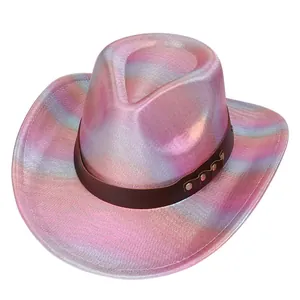 Détail du chapeau de jazz holographique à larges bords avec bande en cuir à rivets