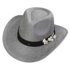 Dettaglio cappello da cowboy glitter argento con nastro nero, perle e fiori decorati