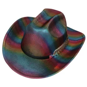 Dettaglio cappello da cowboy arcobaleno metallico con fascia dorata e riflessi