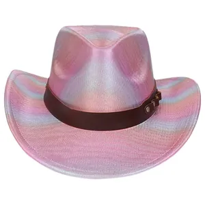 Détail d'un chapeau de cowboy rose iridescent avec bandeau en similicuir marron