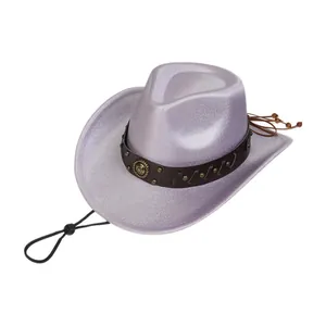 Dettaglio cappello da cowboy viola glitterato con fascia in pelle borchiata ed emblema