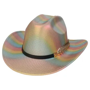 Dettaglio cappello da cowboy iridescente con texture arcobaleno e catena di foglie d'oro