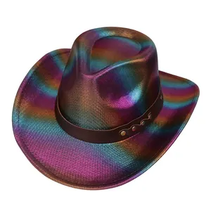 Détail du chapeau de cowboy holographique avec bande en cuir et clous en métal doré